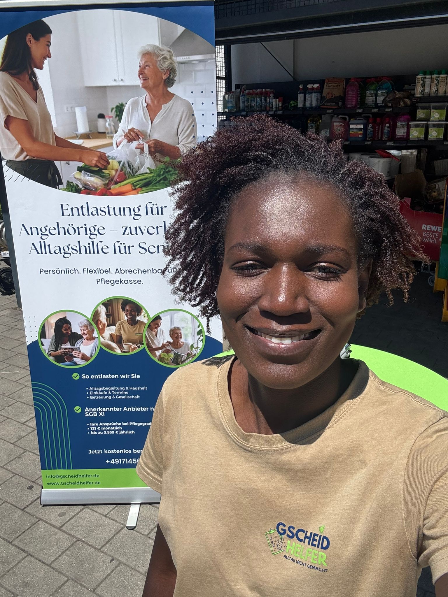 Asneth Schmid von Gscheidhelfer – Selfie vor dem Informationsstand bei REWE Türkheim