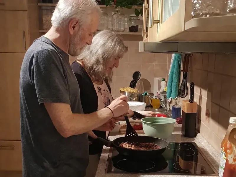 Senioren kochen in ihrer Küche