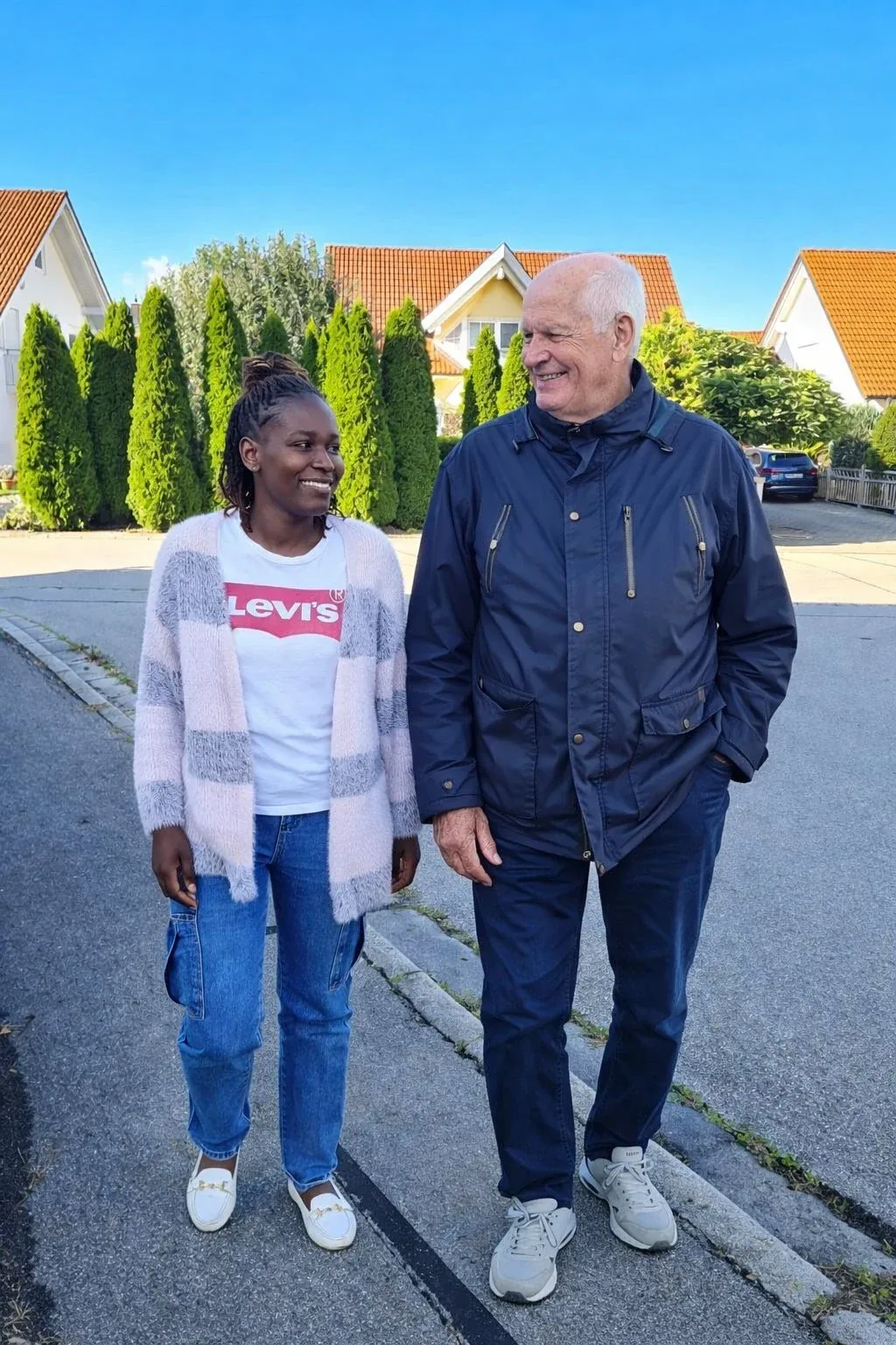 Betreuerin und Senior beim Spaziergang